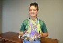 Atleta de 15 anos exibe medalhas e destaca paixão pelo vôlei