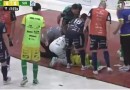 Lâmpada cai na cabeça de jogador da Chape em partida do Catarinense de Futsal