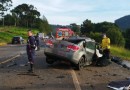 Motorista de 19 anos e passageira de 26 morrem em acidente entre carro e caminhão