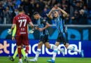 Atacantes decidem, Grêmio vira sobre o Santos e se afasta do Z-4 do Brasileirão