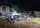 Casa e dois galpões são destruídos pelo fogo
