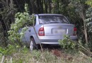Motorista se perde e carro desce o barranco da curva do Wunsch