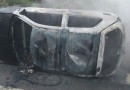 Veículo fica destruído após capotar e pegar fogo