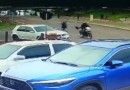 Mulher tem bolsa roubada por motociclista em plena luz do dia