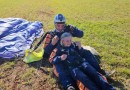 Aos 80 anos, idosa realiza sonho e salta de paraquedas