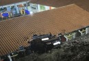 Carro sai da pista, desce ribanceira e bate em escola