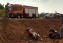 Passageira fica ferida em queda de motocicleta seguida de saída de pista