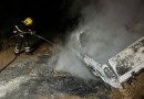 Veículo pega fogo após motorista sair da pista e bater contra poste de energia