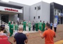 Profissionais de saúde fazem oração em frente a Unidade Hospitalar