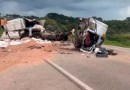 Caminhões de SC e PR se desmancham em batida chocante na BR-476