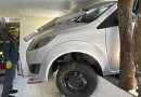 Carro invade residência e fica "entalado" em estrutura