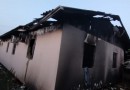 Incêndio atinge residência no centro de Iporã do Oeste; bombeiros controlam as chamas