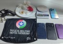 Homem é preso por tráfico de drogas e polícia apreende arma, cocaína e crack