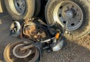 Motocicleta fica presa em rodado de caminhão após colisão