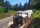 Carga de salmão é saqueada em tombamento de carreta com motorista ferido na BR-282
