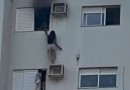 Mulher arriscou a vida para resgatar mãe e criança em incêndio