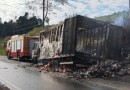 Caminhão baú carregado de alimentos fica completamente destruído após incêndio na SC-283