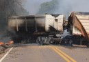 Motorista morre carbonizado após dois caminhões baterem de frente e pegarem fogo em rodovia do Paraná