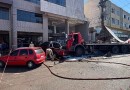 Caminhão desgovernado bate contra pelo menos 7 veículos e deixa 3 feridos