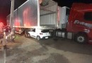 Homem fica ferido após veículo colidir com caminhão estacionado