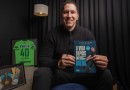 Ex-goleiro da Chapecoense lança livro sobre superação 10 anos após acidente aéreo