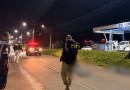 Dois homens morrem após motocicleta colidir contra poste na Avenida Willy Barth