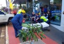 Veículo invade calçada e atropela pedestres no centro
