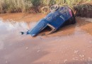 Homem morre e dois ficam feridos após carro cair em reservatório de água