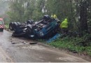 Motorista é encontrado morto e preso nas ferragens após caminhão capotar no Oeste