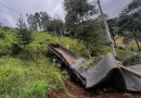 Motorista morre preso nas ferragens após caminhão cair em ribanceira no Oeste de SC