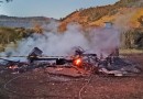 Incêndio destrói residência de madeira no interior de Riqueza