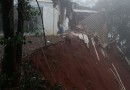 Queda de muro de contenção provoca deslizamento de terra e família deixa residência