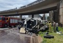 Motorista perde controle e caminhão despenca de viaduto em Maringá