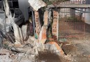 Ônibus escolar desgovernado colide com poste e muro de residência no Bairro Alvorada