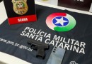 Homem é preso após trancar mulher em quarto e fazer ameaças com arma