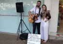 Artista que sonha em conhecer o México, se apresenta nas cidades da região para arrecadar dinheiro
