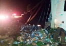 Carreta carregada com leite condensado sai da pista e tem carga saqueada na BR-282