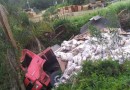 Caminhão com carga de arroz sai da pista e tomba na BR-282, no Oeste de SC