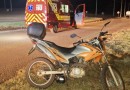 Rapaz colide em meio fio, cai de moto e fica ferido na BR-163