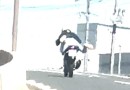 Adolescente de 16 anos é flagrado fazendo manobra “Superman” com moto