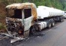 Caminhão com óleo vegetal pega fogo na BR-282, em Iraceminha