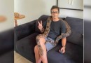 Professor universitário cria três jiboias dentro de casa no Oeste