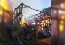 Galpão fica destruído após incêndio registrado na Linha Derrubada Alta