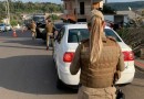 Motorista embriagado é detido após bater carro em poste
