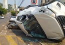 Aumomóvel capota após colisão; mulher e criança ficaram feridas