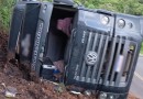 Após tombamento de caminhão, motorista é ejetado