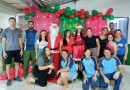Papai Noel entrega doces e brinquedos na escola da Siqueira Bello