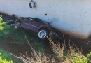 Carro despenca em ribanceira após acidente na SC-155