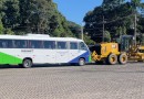 Município recebe motoniveladora e micro-ônibus de 37 lugares para reforçar serviços públicos