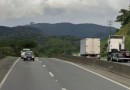 Fechada entre caminhões termina em tiros e motorista baleado na BR-101, em SC